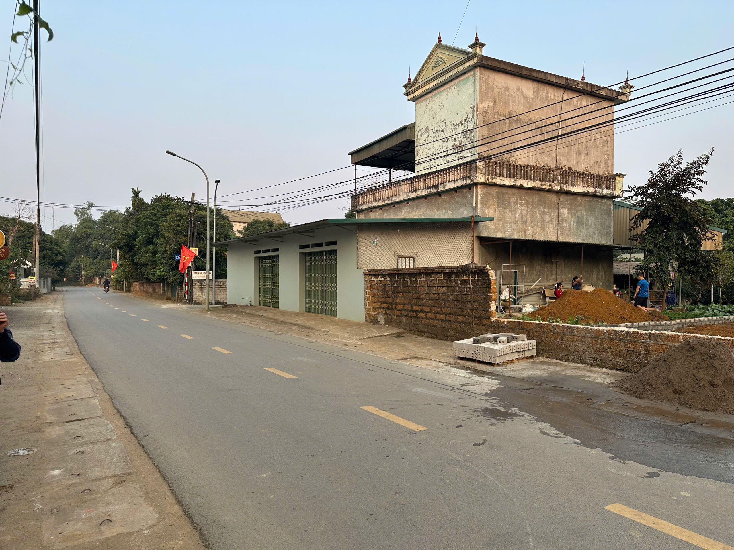 BÁN NHANH LÔ ĐẤT 100M2 SÁT NGÃ TƯ LỤC QUÂN – CÁCH QL21 CHỈ 150M