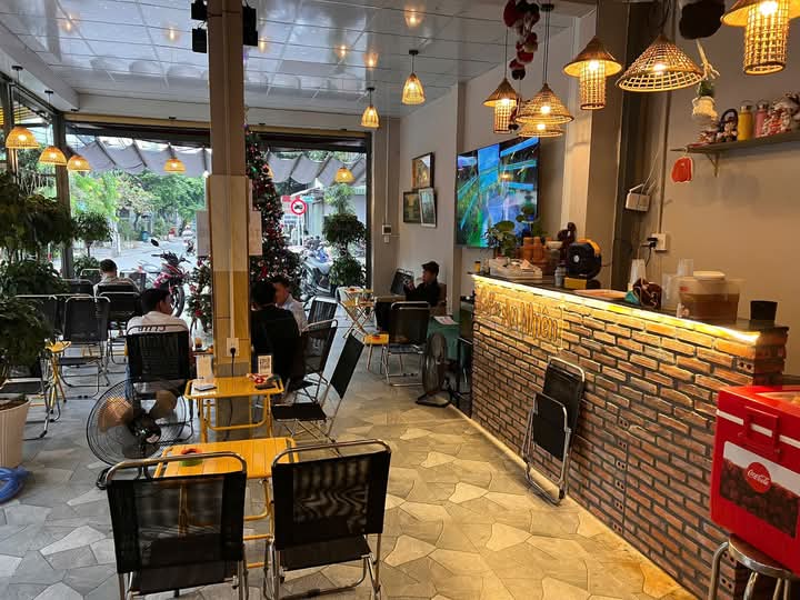 BÁN CAFE CĂN GÓC 2 MẶT TIỀN NGUYỄN THỊ KIỂU – 6.2 x 16M – 6.39 TỶ – KINH DOANH ĐỈNH- CƠ HỘI CHO AI MUỐN SỞ HỮU MẶT TIỀN KINH DOANH.
Mô Tả: 
✅️ Diện tích : 6.2x16m  CN 99M2 full thổ cư.
✅️ Kết cấu : Nhà C4 đang kinh doanh quán cafe. 
✅️ Vị trí : Mặt tiền kinh doanh đường rộng 10m, lô góc thoáng .
✅️ Tiện ích xung quanh 500m không thiếu thứ gì Chợ, Siêu thị, Trường học các cấp 1, 2, 3…
✅️ Pháp lý  Sổ Hồng Riêng, Vuông A4 . CN đủ 99m2 đất ở đô thị. 
LH 0326507188