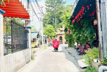 Nhà SHR 1 sẹc Song Hành ngang lớn hiếm kinh doanh đỉnh.
Vị trí: Trung tâm Thị Trấn Hóc Môn.
1 Sẹc cách đường Song Hành chỉ 15m.
Đường trước nhà 5m thông thoáng, xe hơi ra vào thoải mái.
Phù hợp:
Kinh doanh buôn bán.
Mở công ty, văn phòng.
Ở kết hợp làm việc cực tiện.
Diện tích: 6.1m x 16m (nở hậu 6.3m tài lộc).
Kết cấu: Nhà có gác, rộng rãi, dễ cải tạo theo nhu cầu.
Giá bán: 4 tỷ 500 triệu (còn thương lượng mạnh cho khách thiện chí).
Ưu điểm nổi bật:
Ngang lớn hiếm trong khu vực.
Vị trí trung tâm tiện ích đầy đủ.
Đường thông dễ kinh doanh đa ngành nghề (89).
Liên hệ 0901746387 – Nhà Đất Bình An.