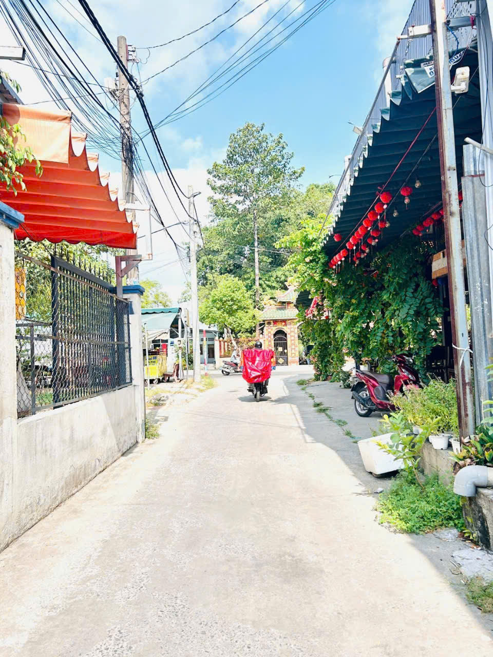 Nhà SHR 1 sẹc Song Hành ngang lớn hiếm kinh doanh đỉnh.
Vị trí: Trung tâm Thị Trấn Hóc Môn.
1 Sẹc cách đường Song Hành chỉ 15m.
Đường trước nhà 5m thông thoáng, xe hơi ra vào thoải mái.
Phù hợp:
Kinh doanh buôn bán.
Mở công ty, văn phòng.
Ở kết hợp làm việc cực tiện.
Diện tích: 6.1m x 16m (nở hậu 6.3m tài lộc).
Kết cấu: Nhà có gác, rộng rãi, dễ cải tạo theo nhu cầu.
Giá bán: 4 tỷ 500 triệu (còn thương lượng mạnh cho khách thiện chí).
Ưu điểm nổi bật:
Ngang lớn hiếm trong khu vực.
Vị trí trung tâm tiện ích đầy đủ.
Đường thông dễ kinh doanh đa ngành nghề (89).
Liên hệ 0901746387 – Nhà Đất Bình An.