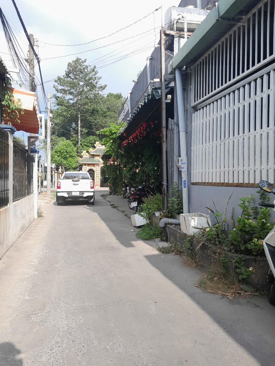 Nhà SHR 1 sẹc Song Hành ngang lớn hiếm kinh doanh đỉnh.
Vị trí: Trung tâm Thị Trấn Hóc Môn.
1 Sẹc cách đường Song Hành chỉ 15m.
Đường trước nhà 5m thông thoáng, xe hơi ra vào thoải mái.
Phù hợp:
Kinh doanh buôn bán.
Mở công ty, văn phòng.
Ở kết hợp làm việc cực tiện.
Diện tích: 6.1m x 16m (nở hậu 6.3m tài lộc).
Kết cấu: Nhà có gác, rộng rãi, dễ cải tạo theo nhu cầu.
Giá bán: 4 tỷ 500 triệu (còn thương lượng mạnh cho khách thiện chí).
Ưu điểm nổi bật:
Ngang lớn hiếm trong khu vực.
Vị trí trung tâm tiện ích đầy đủ.
Đường thông dễ kinh doanh đa ngành nghề (89).
Liên hệ 0901746387 – Nhà Đất Bình An.