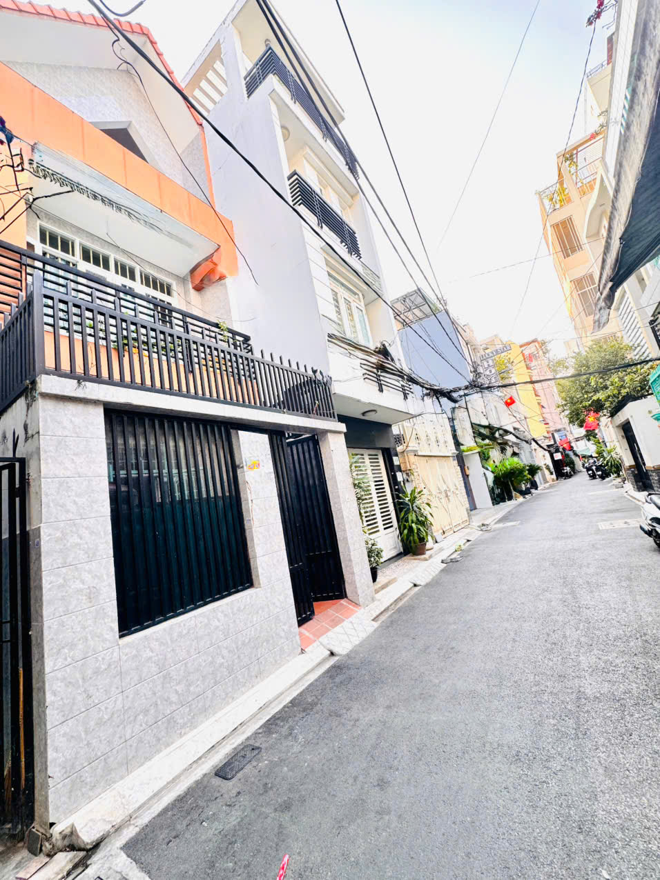 BÁN NHÀ 3 TẦNG PHONG CÁCH BIỆT THỰ MẶT TIỀN HXH Đ.LÊ THỊ RIÊNG, QUẬN 1- DT 99M2 NGANG 4.2M*24M SH VUÔNG ĐẸP- 0938676685 GIANG GIANG