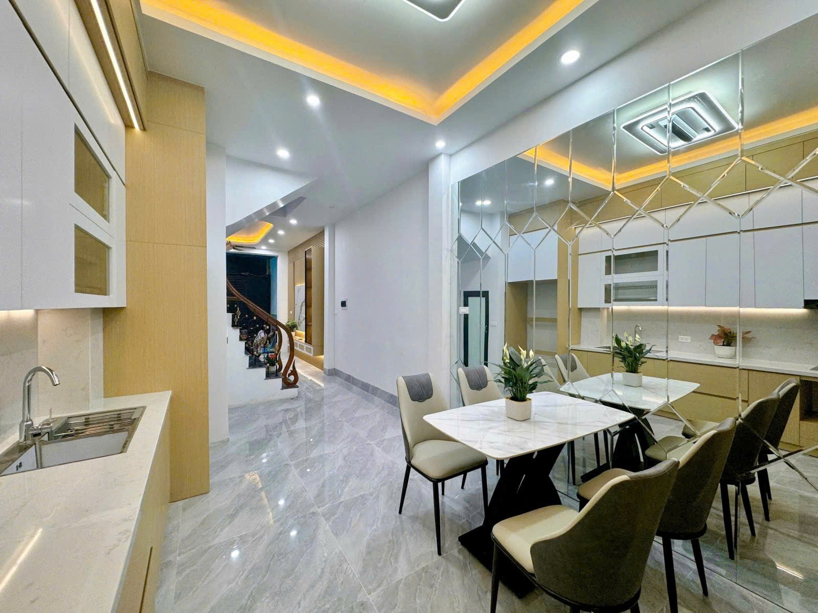 KHƯƠNG HẠ – 46M² – 5T – GARA Ô TÔ – GẦN HỒ- HOA HẬU THANH XUÂN