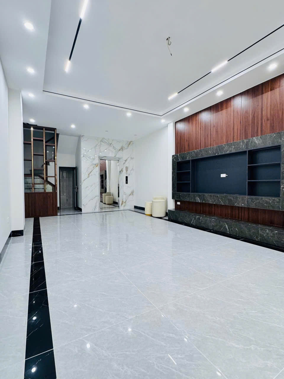 🔥 BÁN NHÀ TRUNG TÂM THẠCH BÀN – 55m², 7 TẦNG, THANG MÁY, Ô TÔ ĐỖ CỬA 🔥
