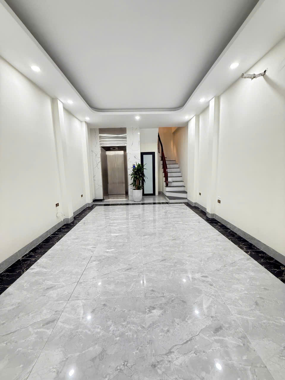 🔥 NHÀ ĐẸP TRUNG TÂM THẠCH BÀN 42M2 – THANG MÁY – GARA Ô TÔ – GẦN HỒ ĐIỀU HOÀ 🔥