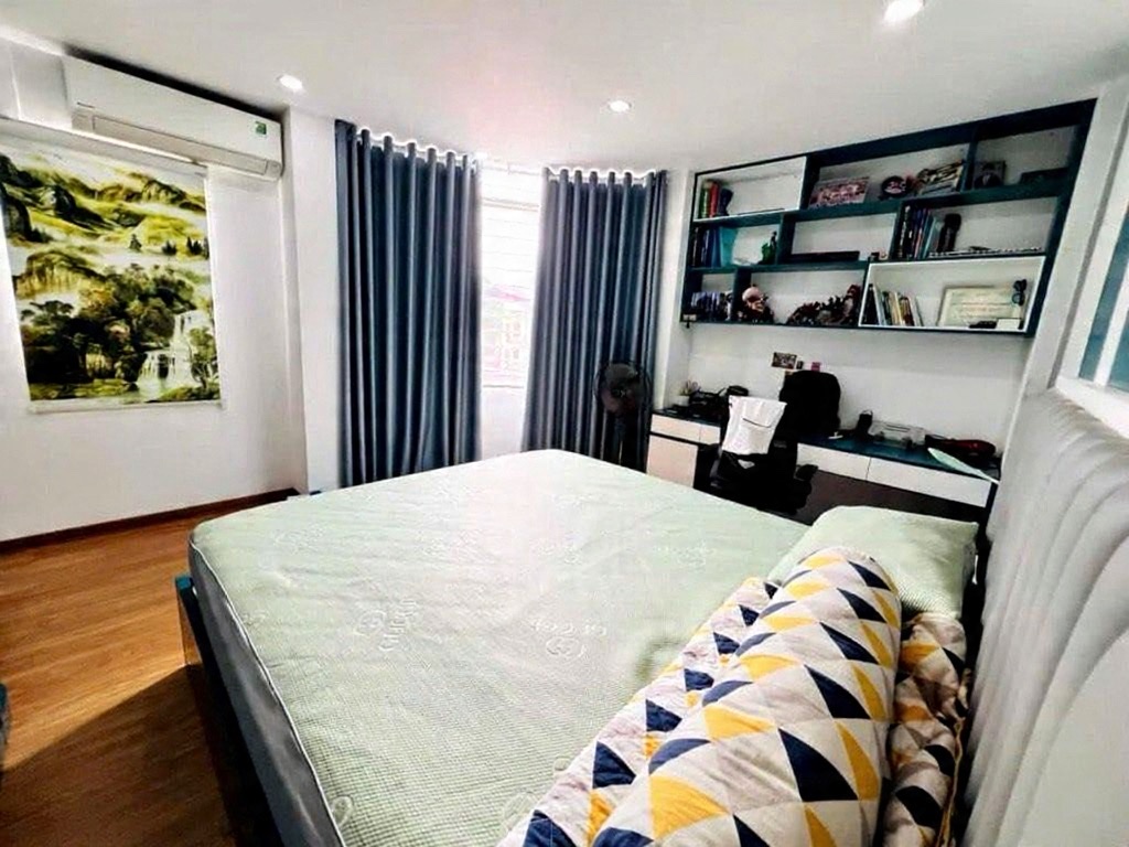 Nguyễn khang 32m x5 tầng giá 8,2 tỷ – lô góc,ngõ ba gác tránh,40m ra phố