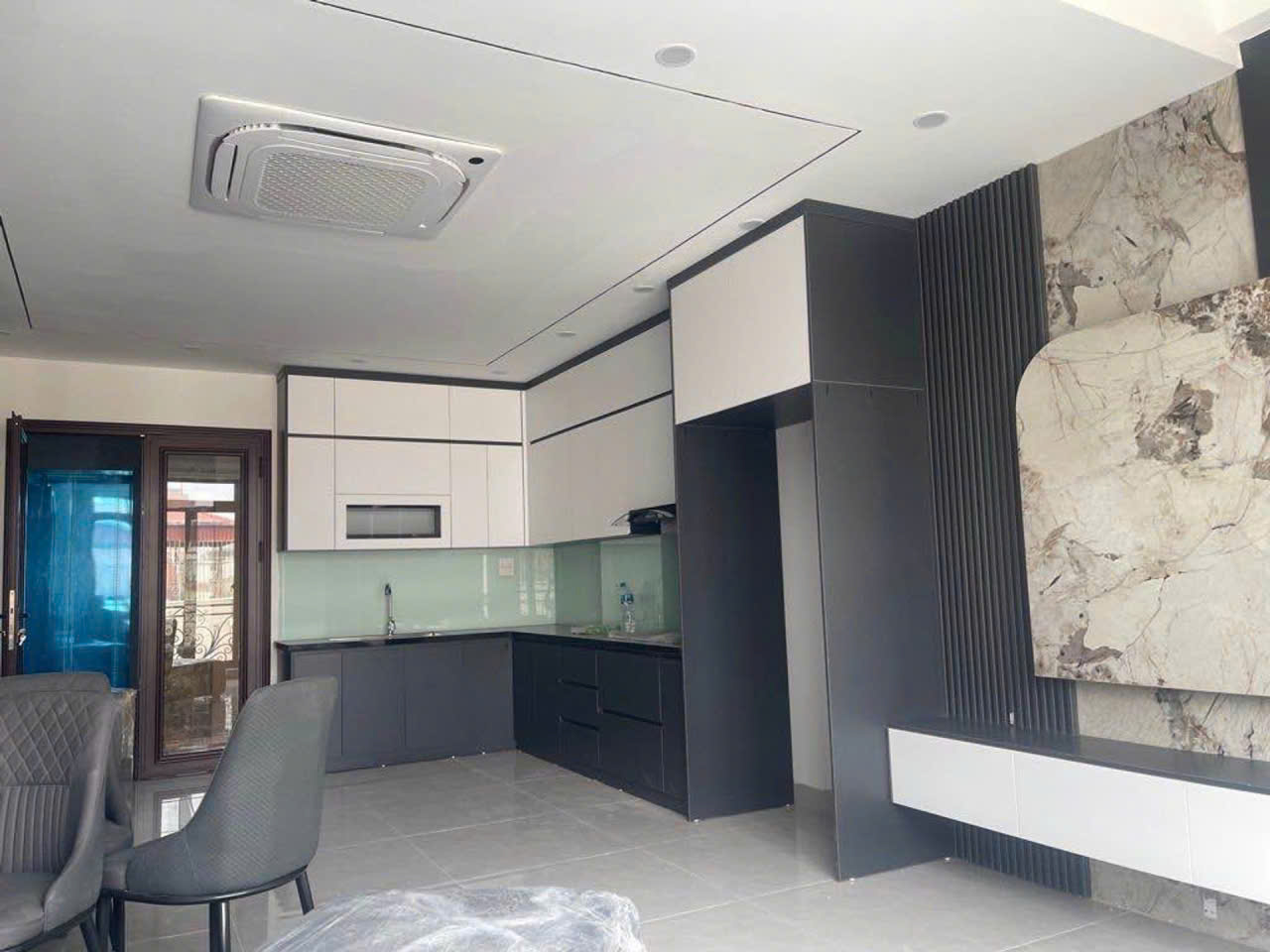 🔥 55M2 NHÀ ĐẸP THẠCH BÀN – FULL NỘI THẤT – GARA Ô TÔ – THANG MÁY 🔥