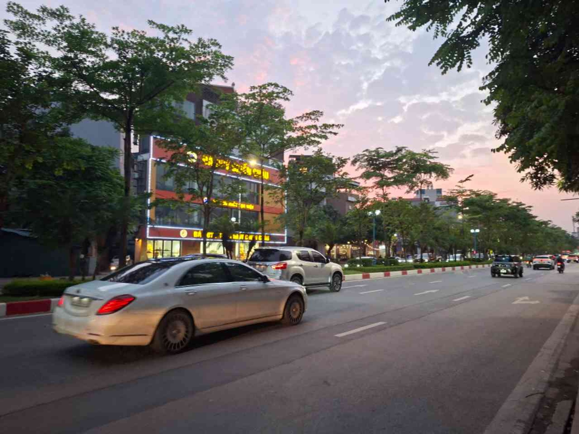 BÁN NHÀ MẶT PHỐ CỔ LINH 90M2- 4 TẦNG- KINH DOANH ĐẮC ĐỊA- HƠN 30 TỶ