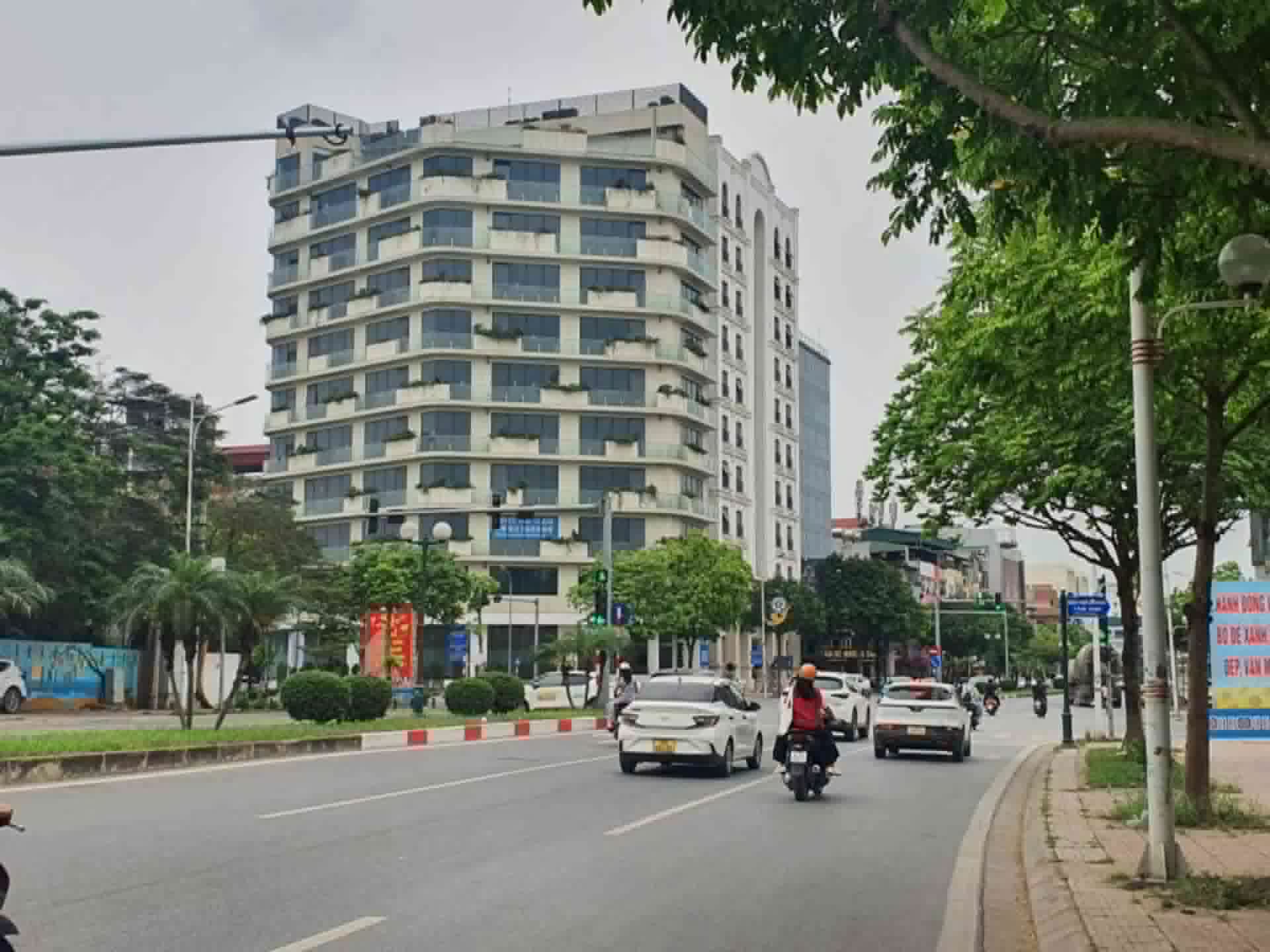 nhà lô góc mặt phố Long Biên, 75m x 5 tầng, MT 19m, gần bệnh viện Tâm Anh
