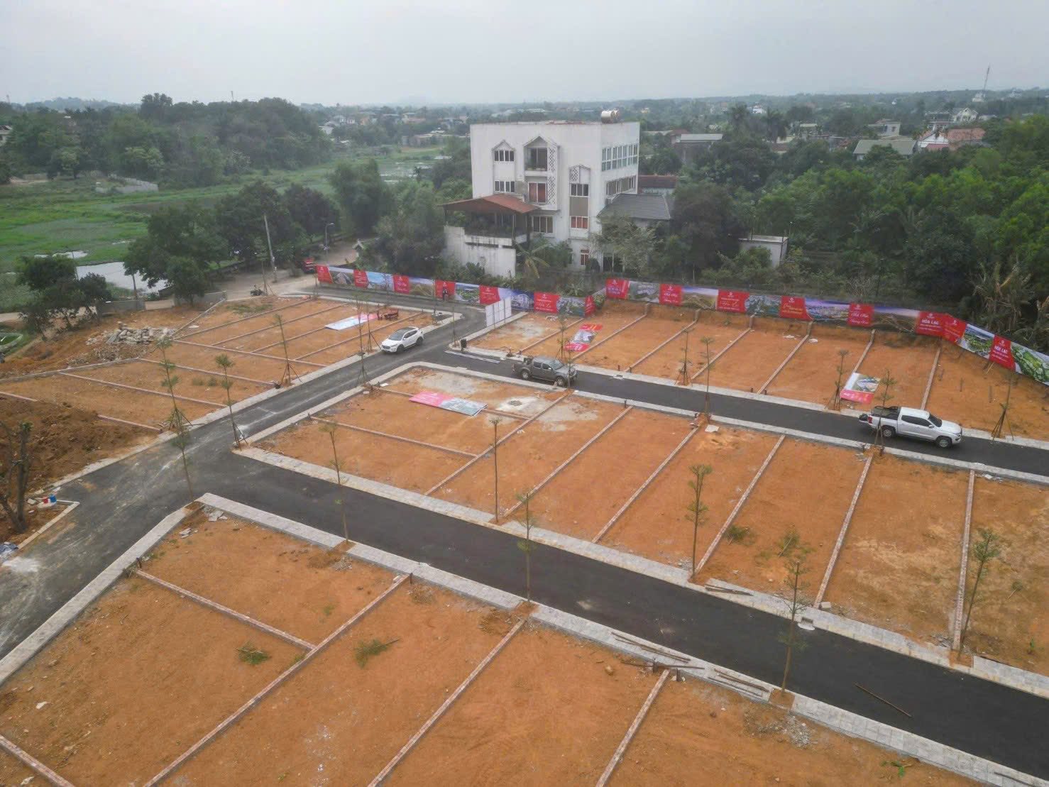 SUẤT NGOẠI GIAO LÔ ĐẤT 2 MẶT TIỀN PHÁP LÝ CHUẨN – SẴN SỔ ĐỎ – SÁT VÁCH KHU ĐẤU GIÁ ĐỒNG MÔ