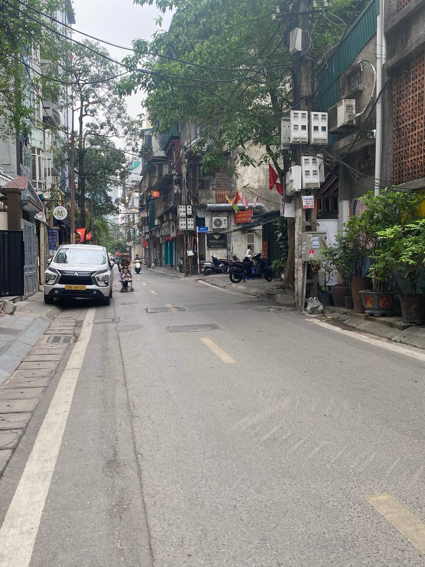 HIẾM CÓ! TRUNG TÂM BA ĐÌNH – 80M² NHÀ 3
 TẦNG  – CÁCH PHỐ 70M, GẦN Ô TÔ XÁCH VALY VÀO Ở NGAY/