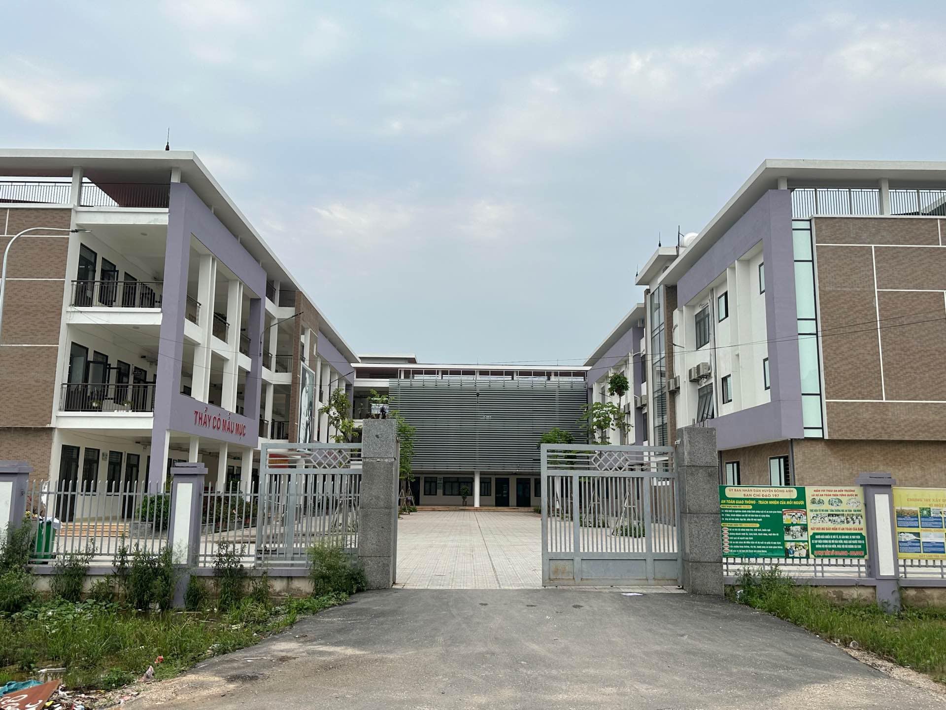 HÀNG HIẾM – ĐẤU GIÁ SÁP MAI – VỈA HÈ – Ô TÔ TRÁNH . Diện tích: 69m² Mt 5m – vuông đẹp, dễ xây. Đường thông rộng – 2 ô tô tránh – vỉa hè 3m