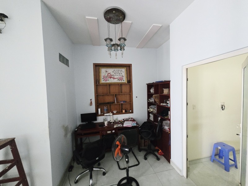 Bán nhà 3 Tầng có sân thượng 147m2,Ngang 6M,đường 3 ô tô,gần Vincom Dĩ An