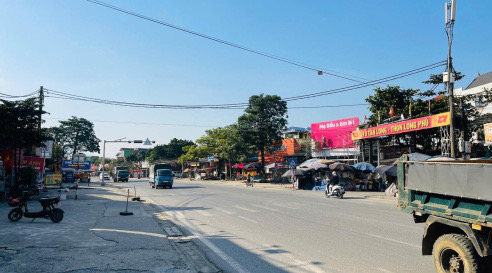 100m sát ngã 4 chợ Hòa Lạc, mặt trục chính kinh doanh luôn, sát cổng ĐHQG, gần Quốc Lộ 21A mở rộng
