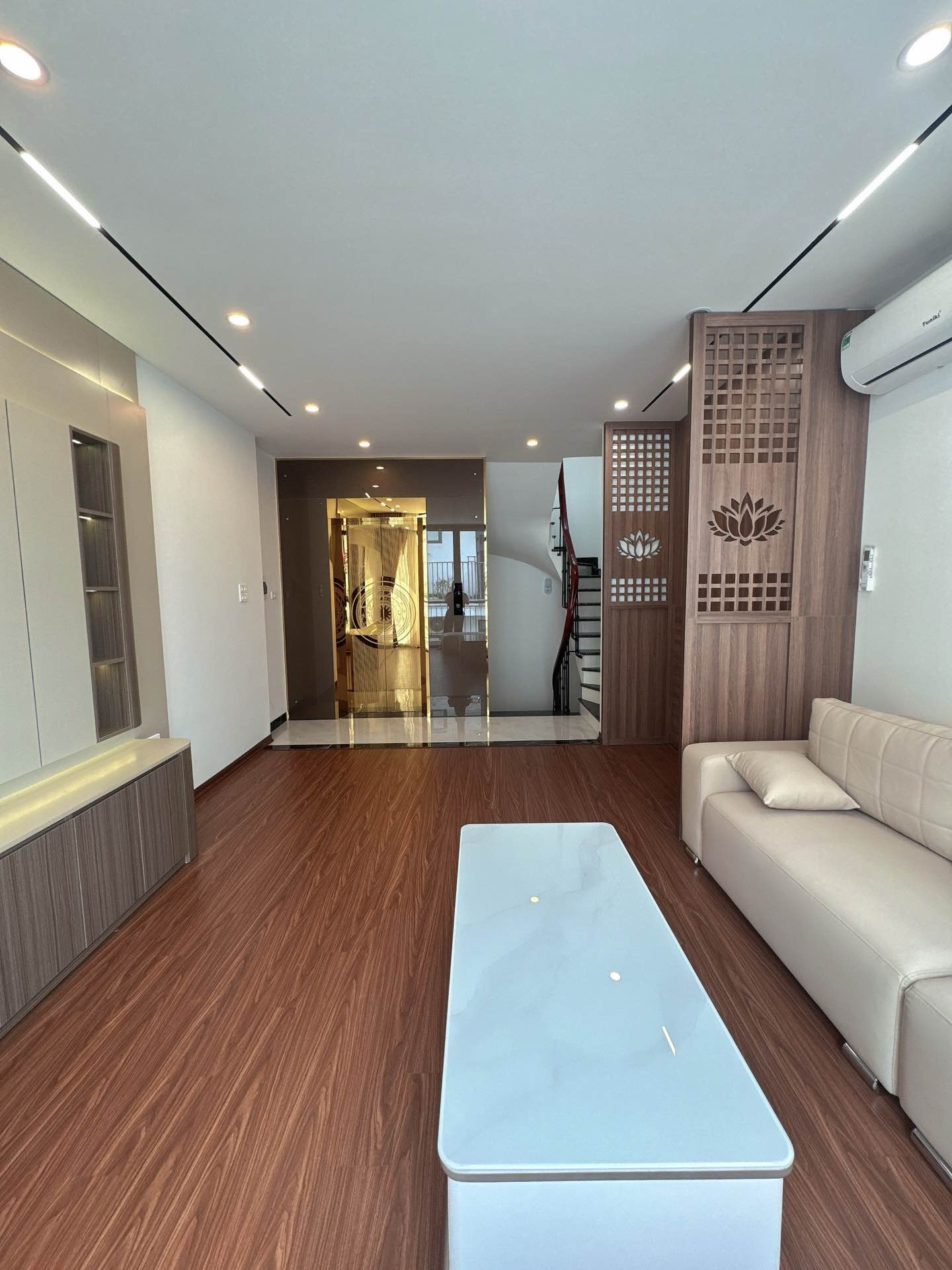 BÁN NHÀ VIỆT HƯNG  7 TẦNG THANG MÁY- Ô TÔ TRÁNH- HƠN 10 TỶ