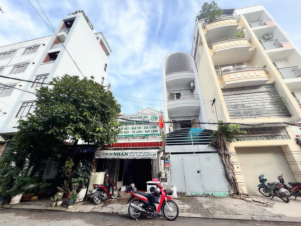 CHÍNH CHỦ BÁN NHÀ 4 TẦNG MẶT TIỀN Đ.NGUYỄN TẤT THÀNH, QUẬN 4 – DT 4M*20M FULL THỔ CƯ – SỔ HỒNG VUÔNG ĐẸP – DÒNG TIỀN ĐỀU 30TR/TH