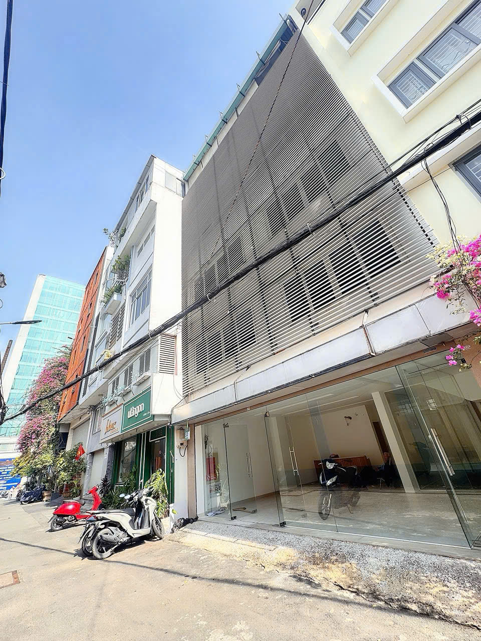 BÁN NHÀ MẶT TIỀN HẺM 8M Đ.NGUYỄN THỊ MINH KHAI, BÊN NGHÉ, QUẬN 1 – NGANG LỚN 8M*8,5M – SÁT ĐÀI TRUYỀN HÌNH HTV – 0938676685 GIANG GIANG