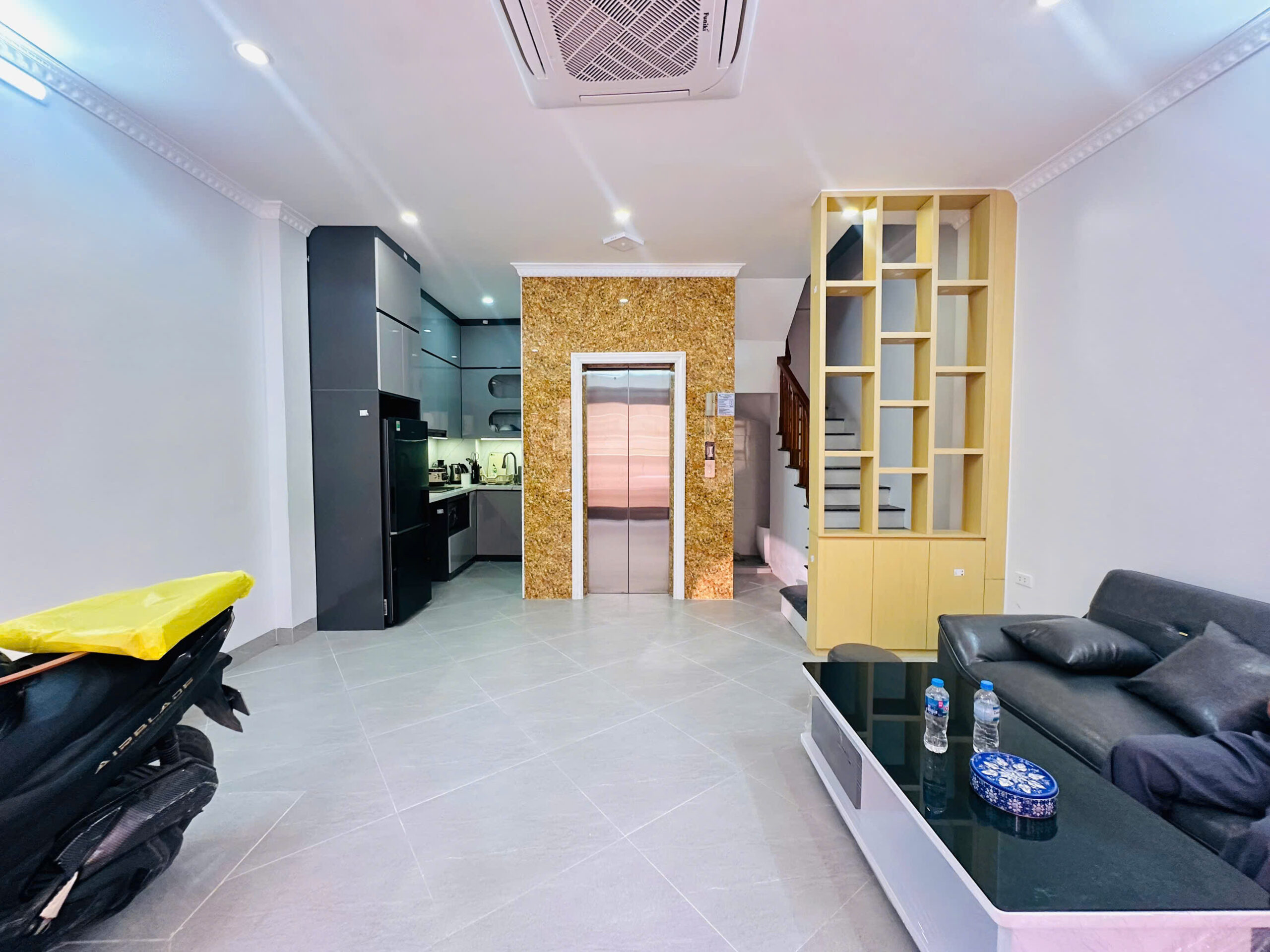 NHÀ ĐẸP  XÂY MỚI CỨNG- FULL NỘI THẤT ĐẸP LONG LANH-6 TẦNG THANG MÁY ÊM RU -KHÁCH CHỈ VIỆC SÁCH VALI ĐẾN Ở