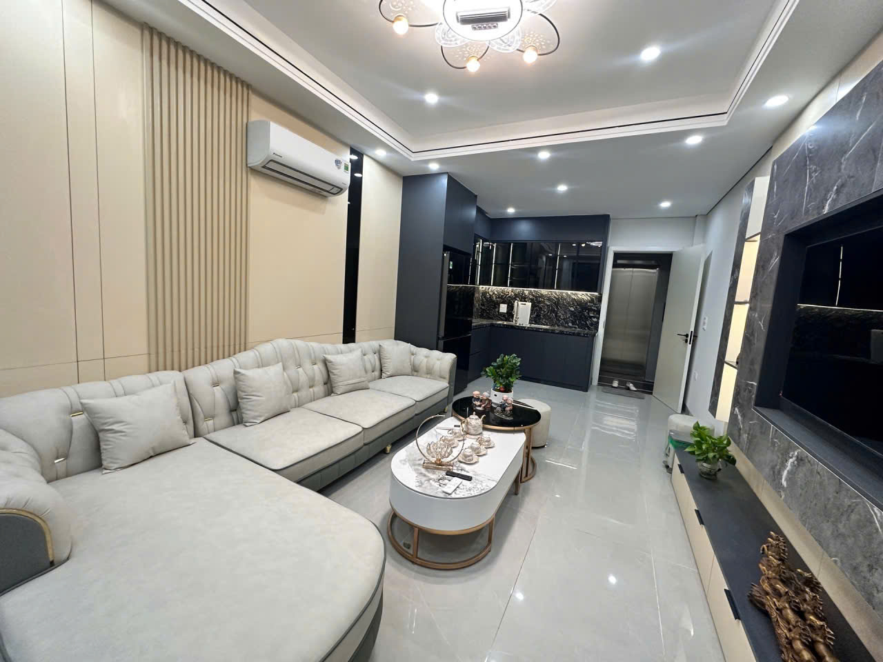🏡 BÁN NHÀ TRUNG TÂM THẠCH BÀN – CỔ LINH  40m²  6 TẦNG  🚗 GARA Ô TÔ  🛗 THANG MÁY
