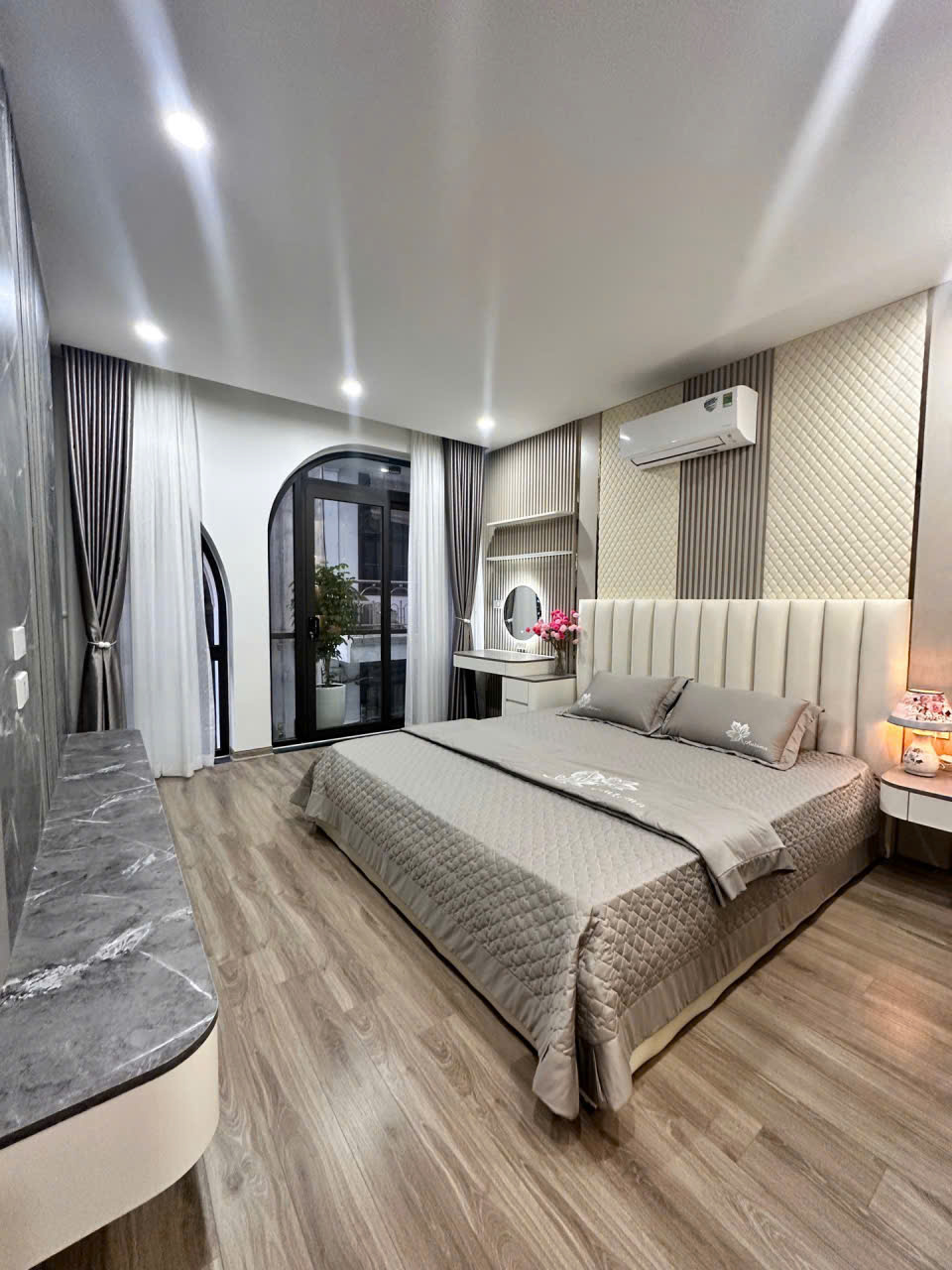 🏡 BÁN NHÀ TRUNG TÂM THẠCH BÀN – CỔ LINH  40m²  6 TẦNG  🚗 GARA Ô TÔ  🛗 THANG MÁY