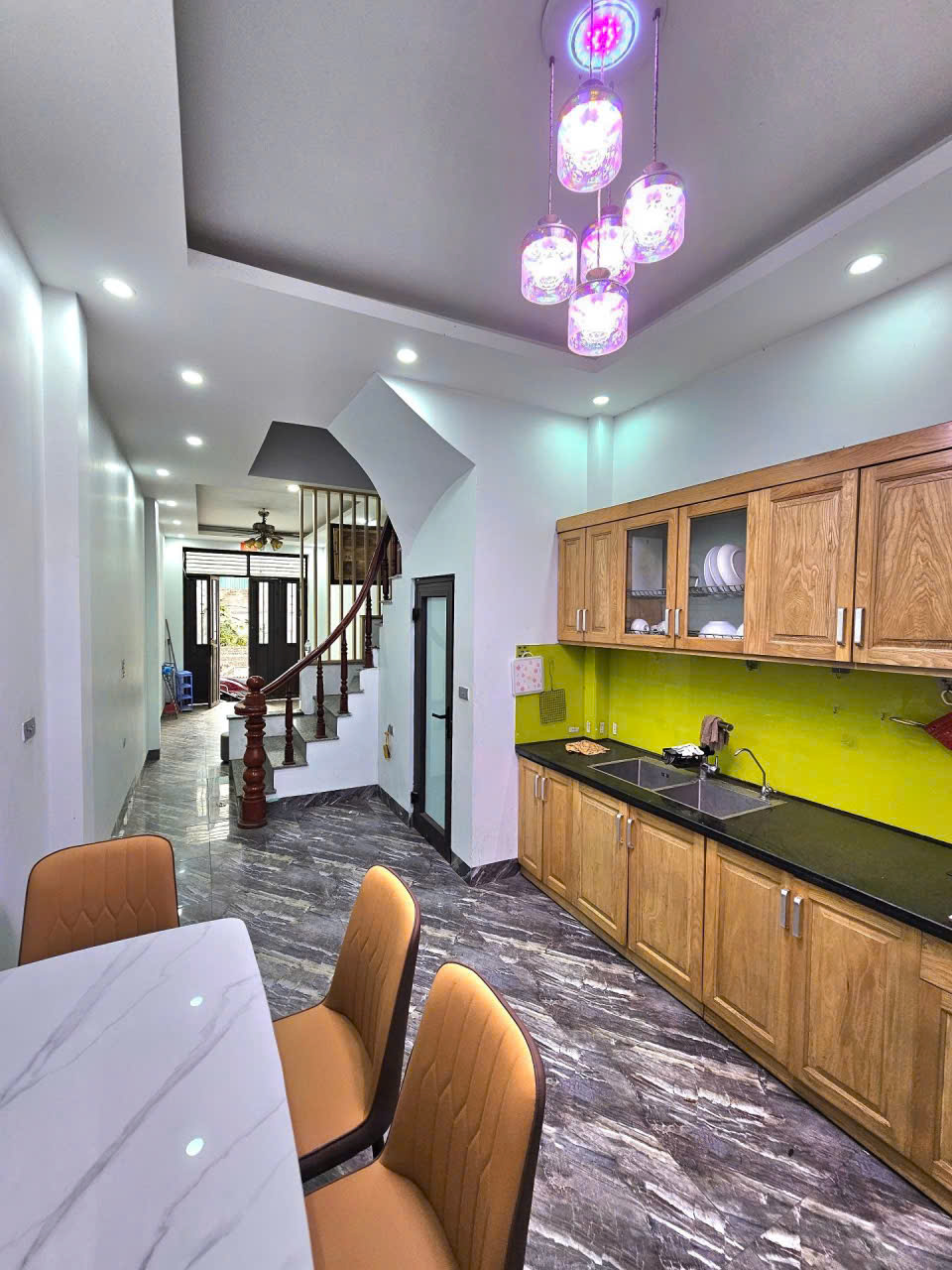 🚨 Chỉ hơn 8 tỷ! Nhà 4 tầng 39m² – 4PN trung tâm Thạch Bàn, gần hồ điều hòa
