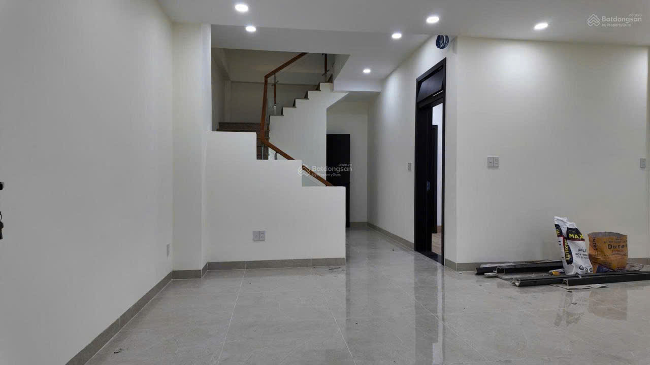 Bán Nhà 3 tầng Nguyễn Thiện Thuật sát chợ Đêm * Cách biển Trần Phú : 250m *
-Giá : 12 tỷ – LH: 0905.724.084 Ngọc Bích Land