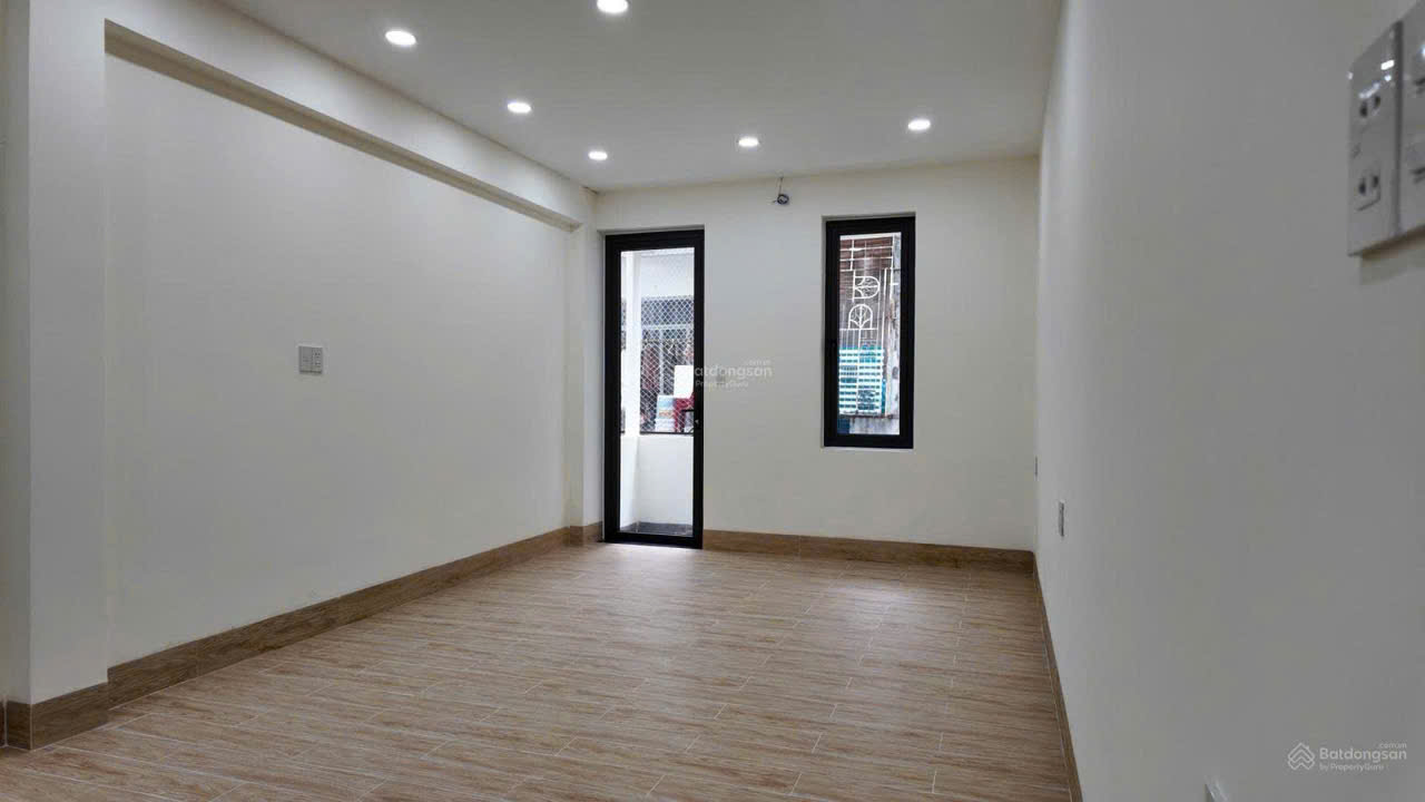 Bán Nhà 3 tầng Nguyễn Thiện Thuật sát chợ Đêm * Cách biển Trần Phú : 250m *
-Giá : 12 tỷ – LH: 0905.724.084 Ngọc Bích Land