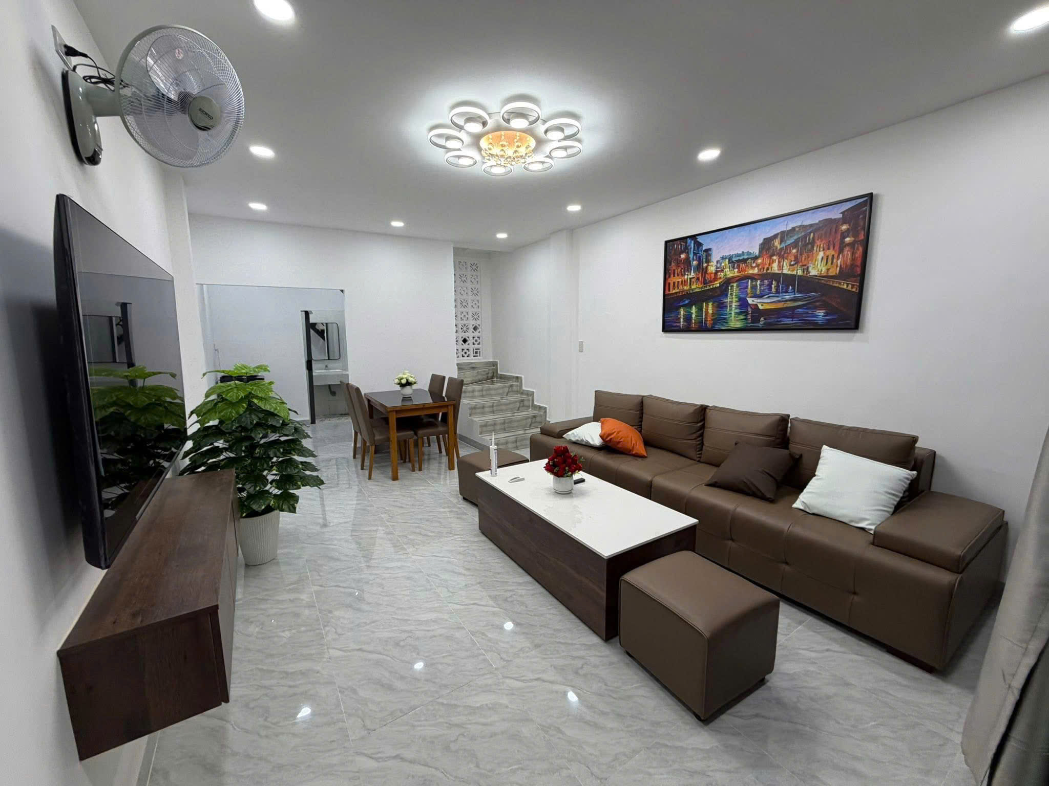 Siêu phẩm đẹp nhà 1 trệt 1 lầu 1 lửng. hẻm Hải Đức – Nha Trang hẻm 3m (oto nhỏ vào được)
– Diện tích: 38m2 (Ngang 4m) Giá bán: 3tỷ250tr (thương lượng) – 
Lh : 0905.724.084 Ngọc Bích Land