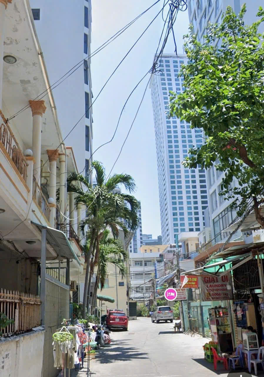 Bán đất khu phố tây quân trấn đường Hùng Vương – Nha Trang , cách biển 300m
Dt : 226m2 ngang 7,3m –  
Giá bán : 33 tỷ 
Lh : 0905.724.084 Ngọc Bích Land